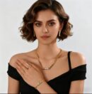 Parure Femme en Métal Doré – Chaîne, Bracelet, Bague et Boucles d’Oreilles