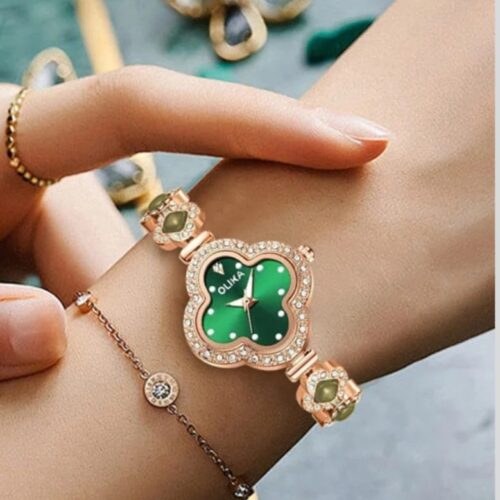 Montre à quartz en calcedoine ornée d'un trèfle à quatre feuilles